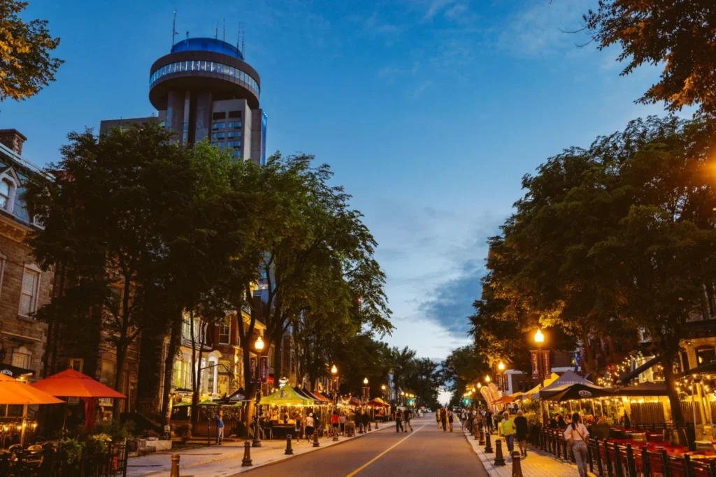 Grande-Allée à la tombée du jour — terrasses et façades animées