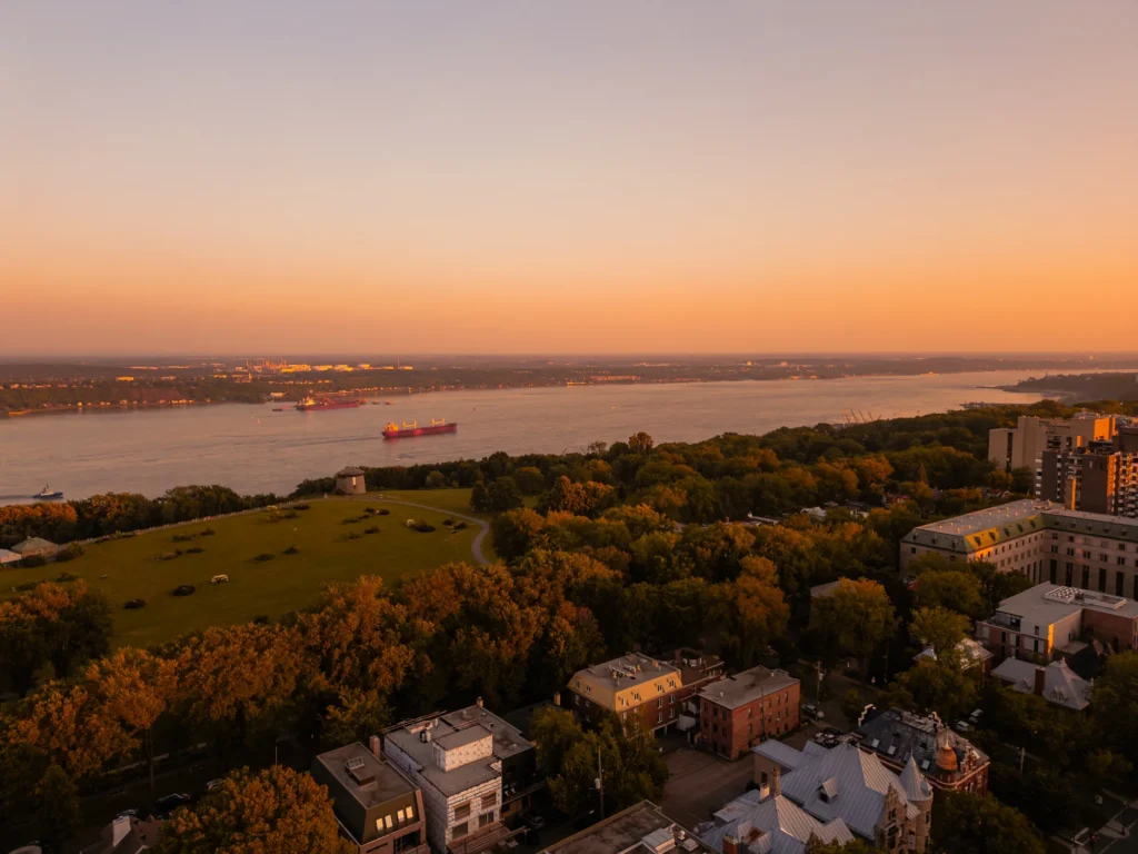 Le Galléon — vue panoramique sur Québec depuis la Grande-Allée